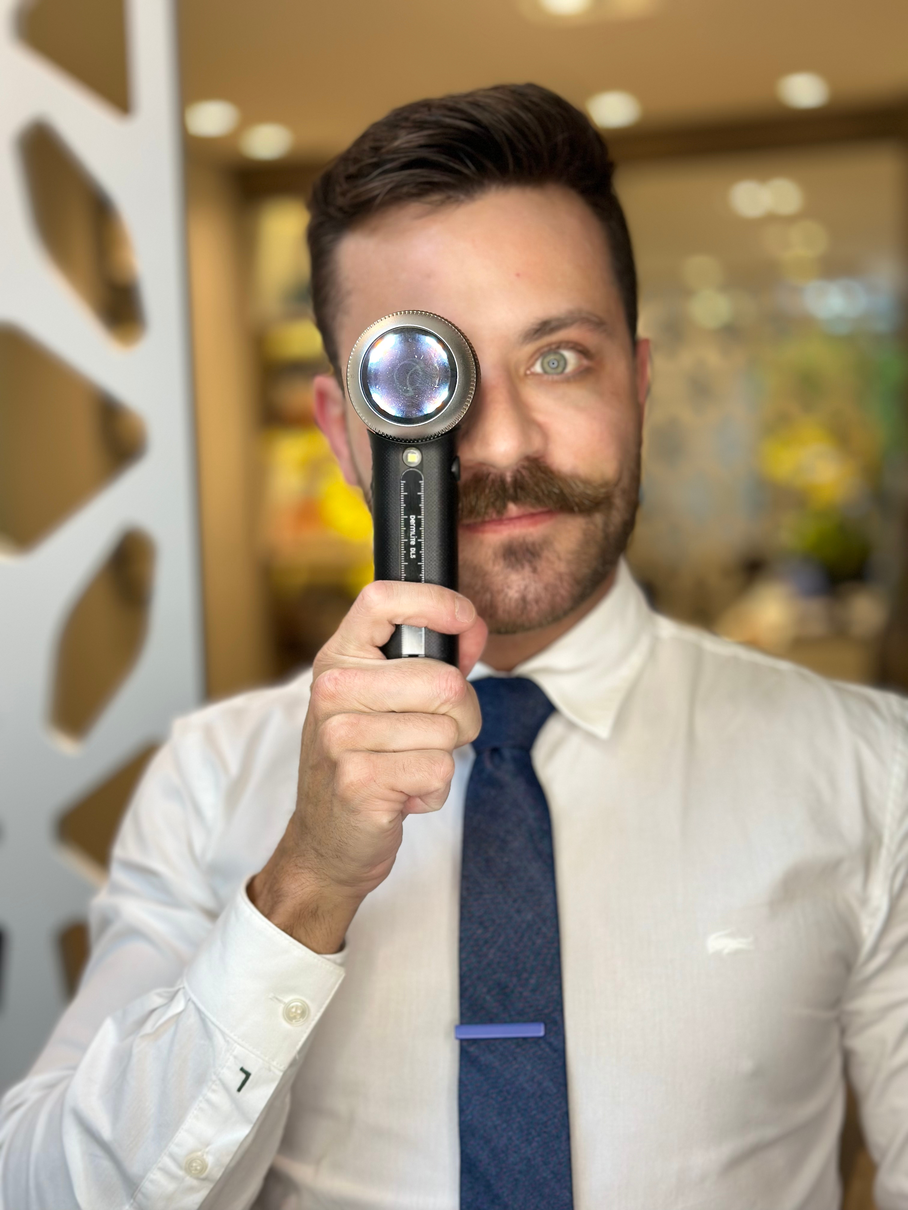 Dr. Guilherme Valério em consulta médica
